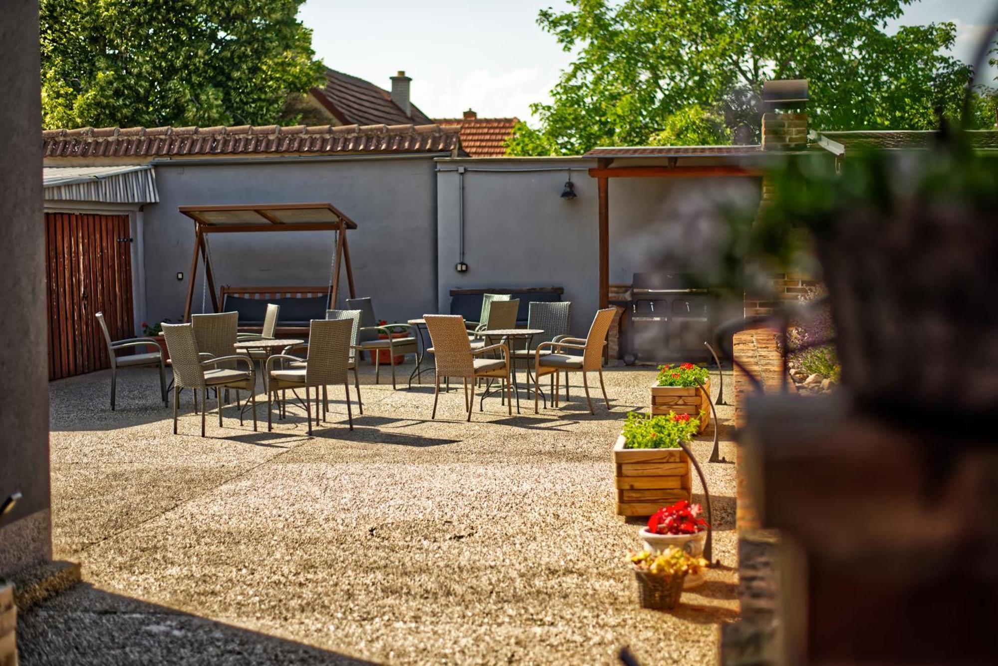 Penzion Vinarstvi Cervinka Horní Vestonice Exterior foto