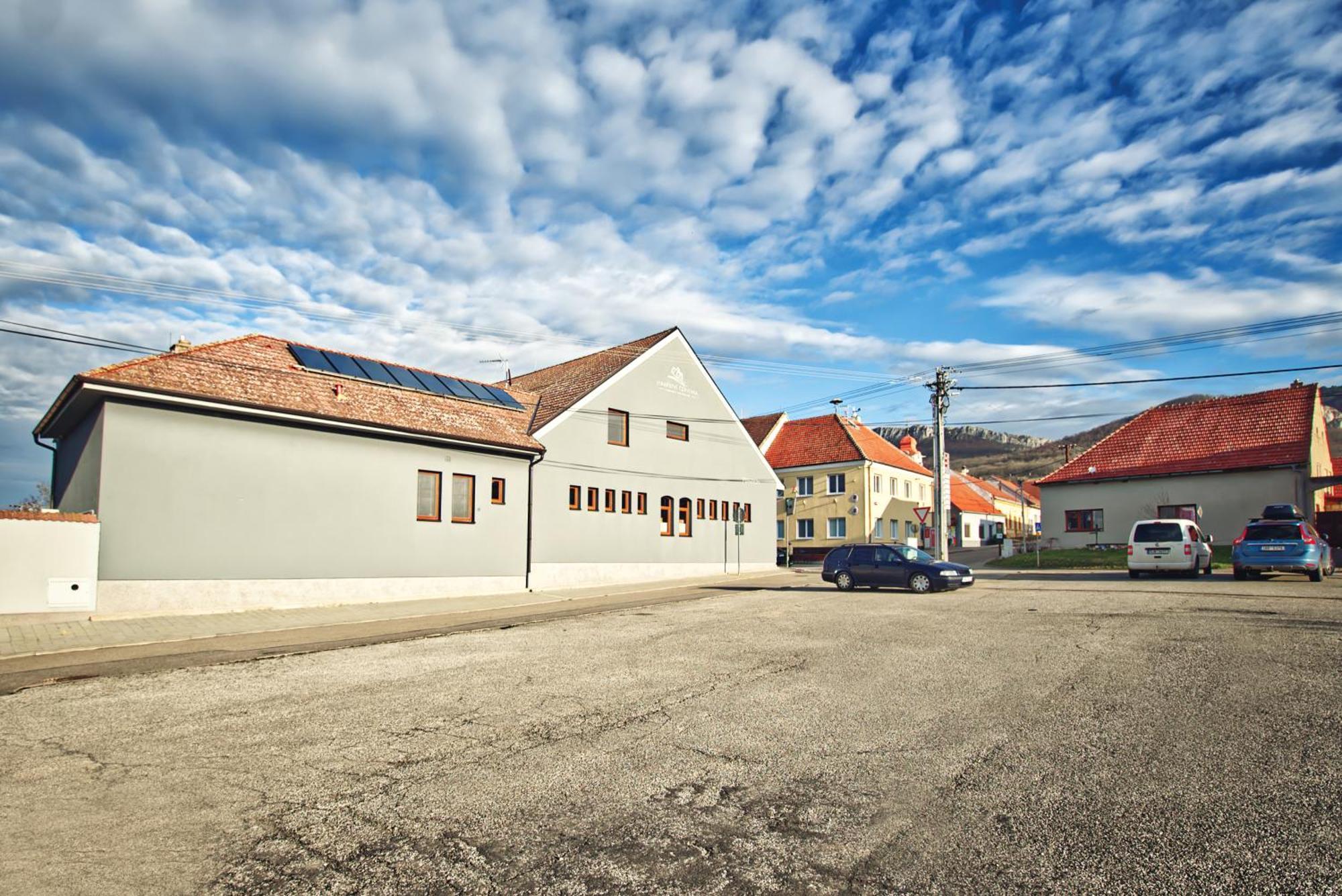 Penzion Vinarstvi Cervinka Horní Vestonice Exterior foto